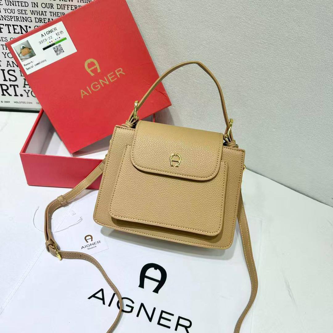 Aigner
115 dhs❤️
SIZE：23cm
High-quality product 

with box
🎁🎁🎁

Zain35
♥️♥️♥️