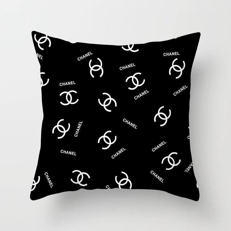 Brand 
High quality 
Pillow cover 
Velvet 100%
Size 50*50
50 dhs🪙🌨️

Zain99
♥️♥️♥️