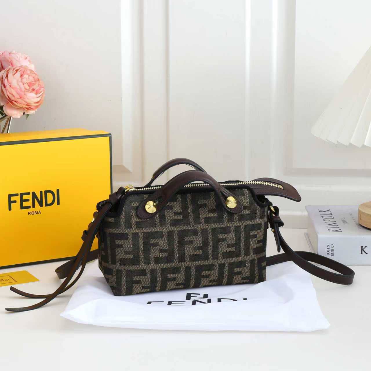 Fendi
100 dhs💓
SIZE：22cm
Good-quality 

with box
🎁🎁🎁

Zain35
♥️♥️♥️