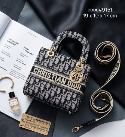 CHRISTIAN LADY DIOR
ᴄᴀɴᴠᴀs ᴍᴀᴛᴇʀɪᴀʟ
ɢᴏʟᴅ ʜᴀʀᴅᴡᴀʀᴇ
ᴡɪᴛʜ ʟᴏɴɢ ᴡᴇʙ sᴛʀᴀᴘ
sɪᴢᴇ : 19 cm

70 dhs✅

Zain31
♥️♥️♥️