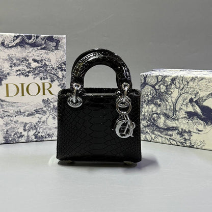 DIOR 
MINI SIZE 
 GOOD QUALITY 

WITH BOX 
🎁🎁🎁

100 dhs✅

SIZE : 14 cm

Zain295
♥️♥️♥️