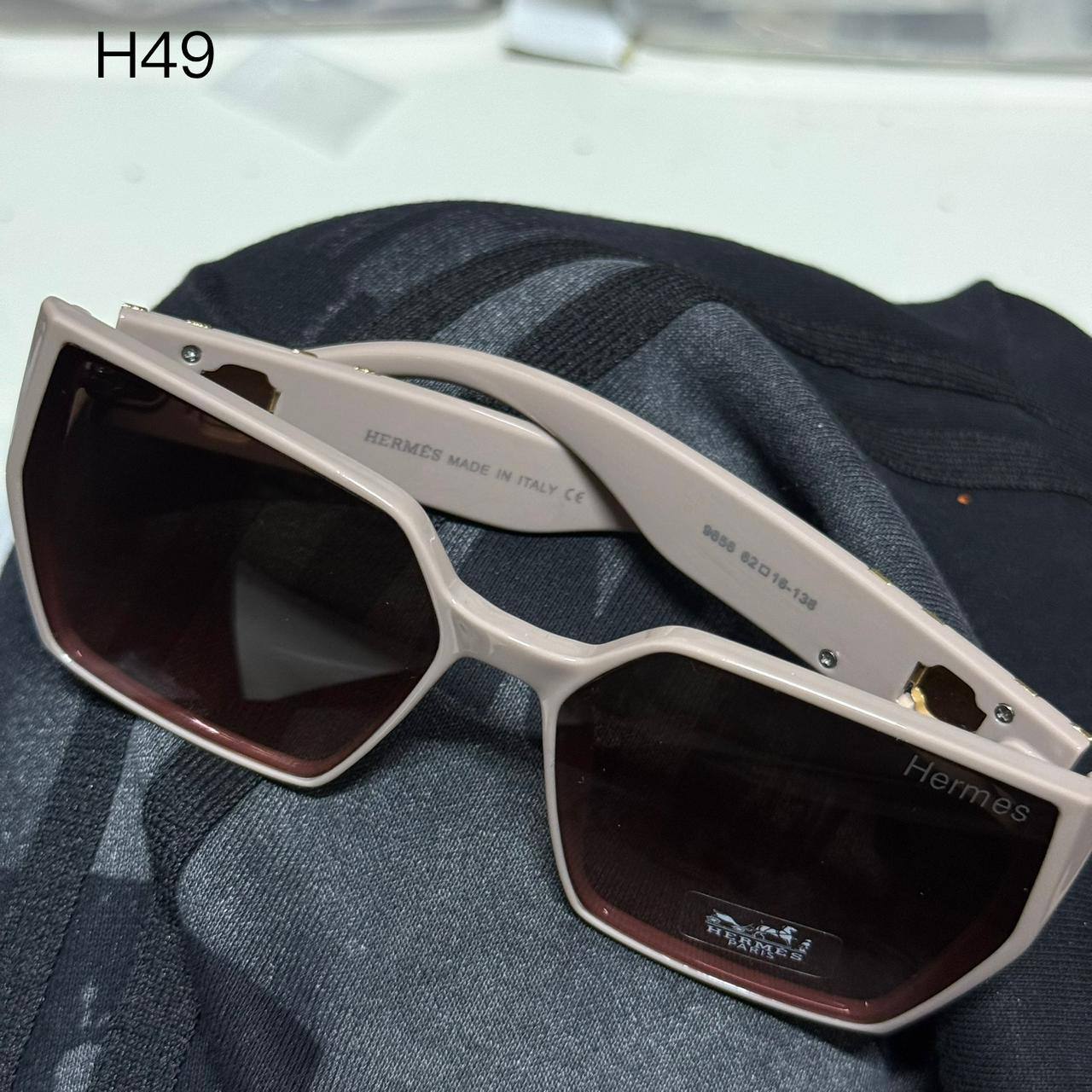 Hermes ❤️‍🔥*
Sunglasses 🕶️ 
Copy one❣️
good quality 💯
With master box 🗃️ 
50 dhs🪙🌨️

Zain216
♥️♥️♥️