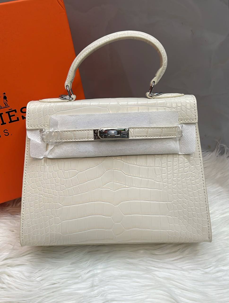 Hermes
25cm 
with box 
110 dhs🇦🇪🇦🇪
good quality

Zain136
♥️♥️♥️