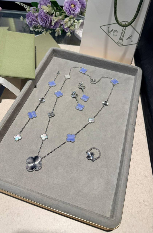 *Van Cleef & Arpels* 🤍
↗️ *Super Master Quality ®️*
* *New Collection* 
 Magic Alhambra transformable long necklace, 15 motifs , Earings &  Ring
Full set
*380 dhs💓* with *Normal* Box and bag
*445 dhs💓* with *Orignal* Packaging 🎁

Zain106
♥️♥️♥️