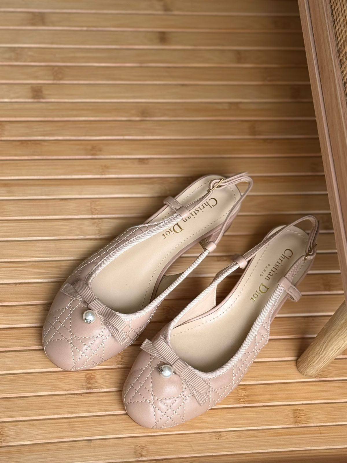 Dior

𝗦𝗶𝘇𝗲 𝟯𝟲 𝘁𝗼𝗼 𝟰𝟮 

500 dhs🇦🇪🇦🇪

Zain303
♥️♥️♥️