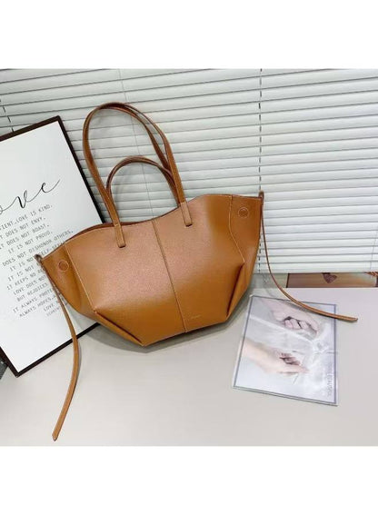 POLENE Totebag
Cyme leather Material
Open pocket
With BOX🎁
size : 42 cm
110 dhs✅
 
Zain239
♥️♥️♥️