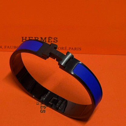 Hermes ❤️‍🔥*
Bangle ✨
Master quality 💯
Size 17,19,21
With normal boxes 📦 
55 dhs❤️
With master box 🗃️ 
65 dhs❤️

Zain216
♥️♥️♥️