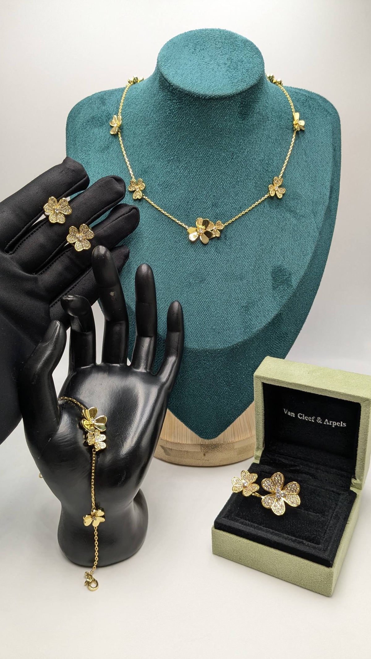 Van Cleef
Master Quality
Necklace, Earrings , Bracelet & F. Ring
310 dhs🇦🇪 with Normal Box 🎁
330 dhs🇦🇪  with Good Box 🎁
380 dhs🇦🇪  with Master Box 🎁

Zain210
♥️♥️♥️