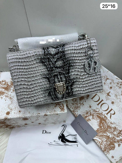 💎 Lady  Dior
1️⃣ First Quality +🎁
Size: 26 ~ 21 cm
95 dhs🇦🇪🇦🇪
with Box🎁

Zain115
♥️♥️♥️