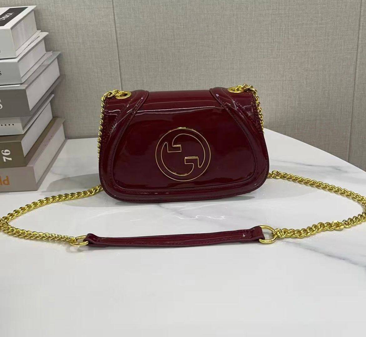 Guuci 
Best quality 

with box’s 
🎁🎁🎁

110 dhs✅
size 21 CM

Zain290
♥️♥️♥️