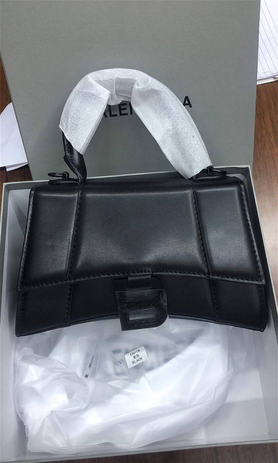 BALENCIAGA 

Good Quality 

With Box 
🎁🎁🎁

110 dhs❣️

Zain250
♥️♥️♥️