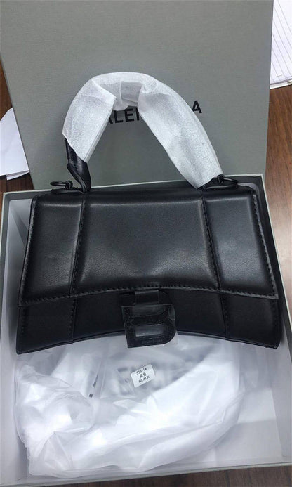 BALENCIAGA 

Good Quality 

With Box 
🎁🎁🎁

110 dhs❣️

Zain250
♥️♥️♥️