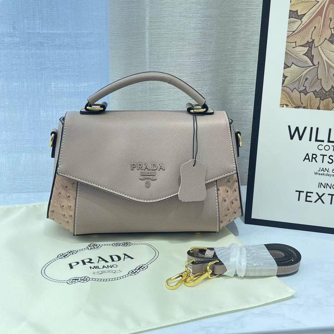 Prada 
Good Quality 
With Box 
🎁🎁🎁

110 dhs❤️

Zain250
♥️♥️♥️