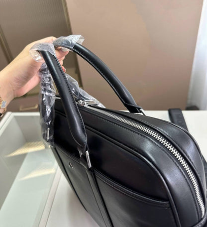 Montblanc Laptop bag 


 new came 

240  dhs 

Zain39

♥️♥️♥️