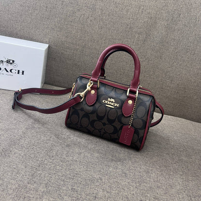 Coach
95 dhs✅
with box
size 18cm

Zain26
♥️♥️♥️