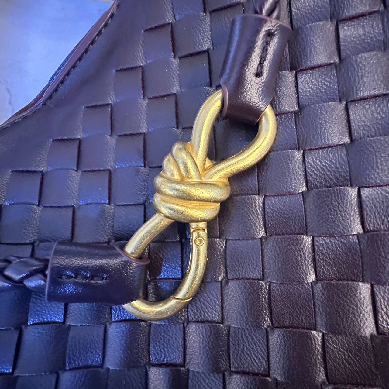 BOTTEGA
GOOD QUALITY
 WITH BOX 
🎁🎁🎁

115 dhs✅

Size: 25cm

Zain39
♥️♥️♥️