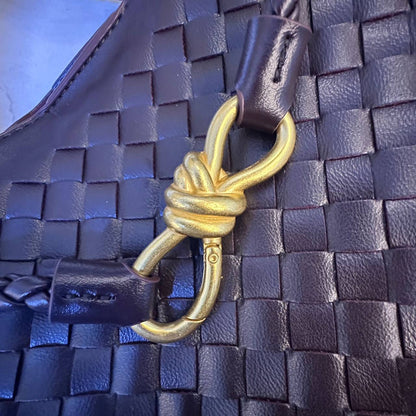 BOTTEGA
GOOD QUALITY
 WITH BOX 
🎁🎁🎁

115 dhs✅

Size: 25cm

Zain39
♥️♥️♥️