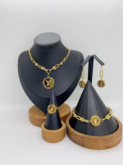 Stainless steel SET 💯*
Necklace ❤️‍🩹
Earring 🍁
Breslat ❣️
Ring 💍 free size
With normal boxes 📦 
And paper bag 🛍️
45 dhs🪙🌨️

Zain216
♥️♥️♥️