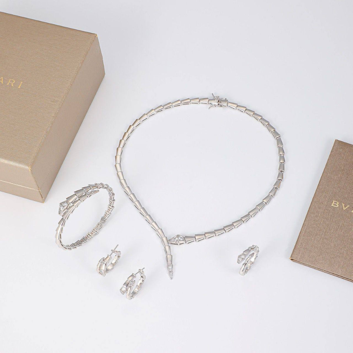 BVLGARI SET
Necklace ✨
Earring 🐦‍🔥
Bangle 💥
Ring 💍 available size 👇
6,7,8,9
Master quality 💯
With normal boxes 🗃️ 
320 dhs🇦🇪🇦🇪

With master box 📦 
350 dhs🇦🇪🇦🇪

Zain216
♥️♥️♥️