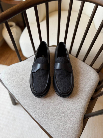 Christian Dior
*AAA QUALITY*
*size: 40 to 46*
550 dhs✅

Zain185
♥️♥️♥️