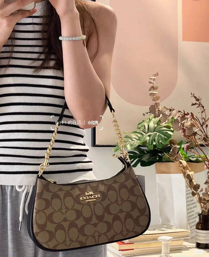 Coach
good quality, comes 

with box, 
🎁🎁🎁

size... 24* 14 cm 
95 dhs❣️

Zain12
♥️♥️♥️