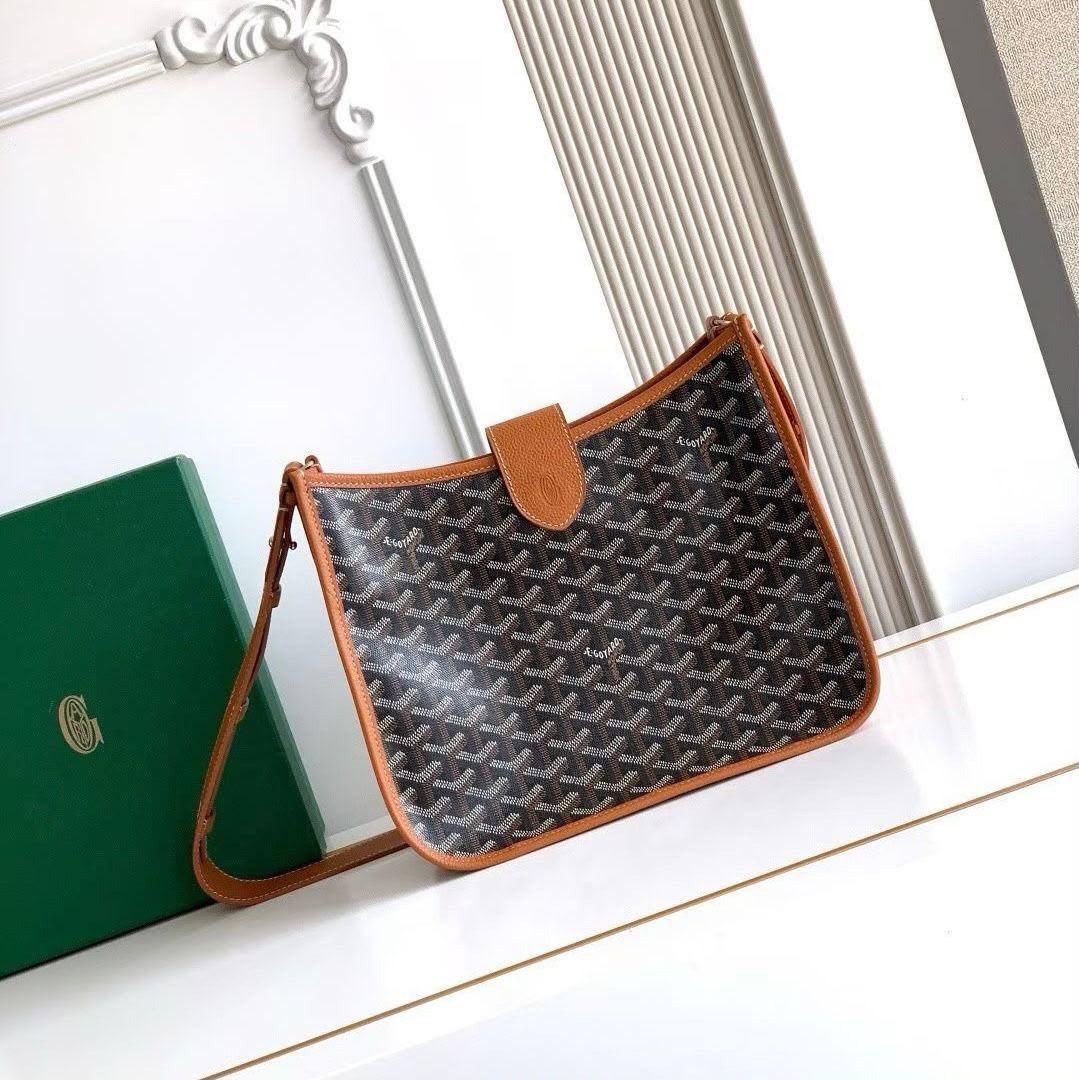 GOYARD Mosette PM
Chevron Goyardine Canvas
Adjustable Leather Strap
Size: 28 cm
Without BOX


95 dhs🇦🇪🇦🇪

Zain239
♥️♥️♥️