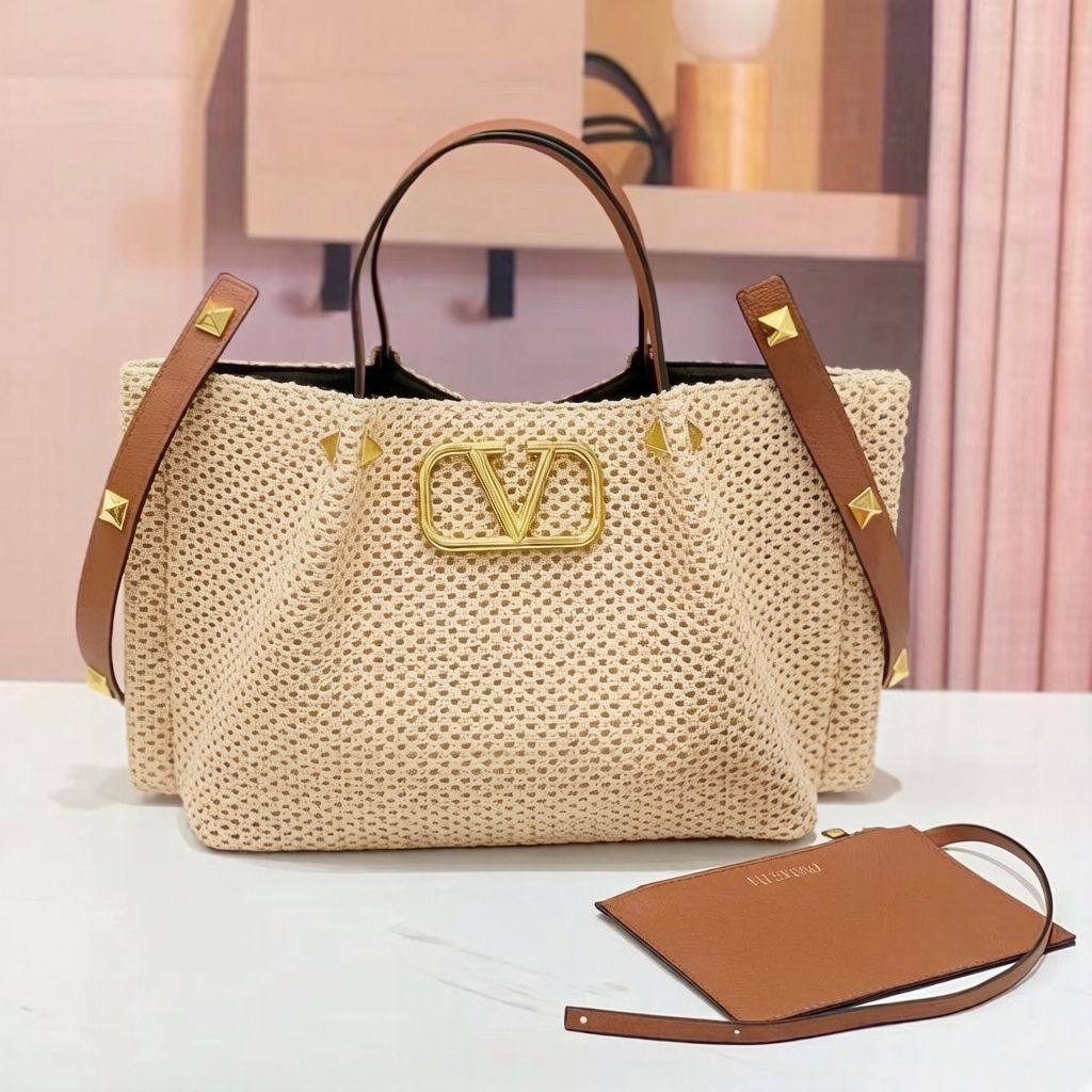 VALENTINO 
NEW CAME BIG SIZE 
GOOD QUALITY
110 dhs✅

Zain39
♥️♥️♥️
