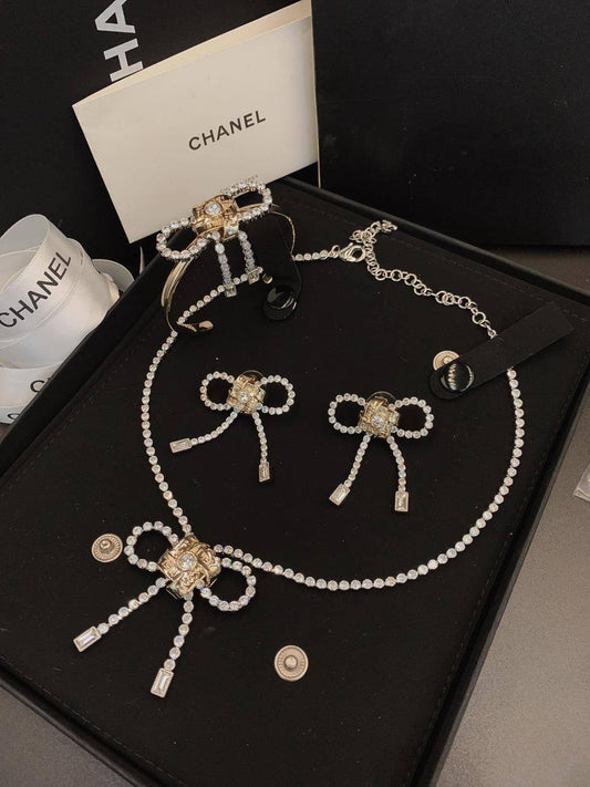 240 DHS💓
MASTER SET✨💫 NECKLACE BANGLE EARRING WITH BOX AND PAPER BAG🎁🛍️
Chanel 

Zain89
♥️♥️♥️