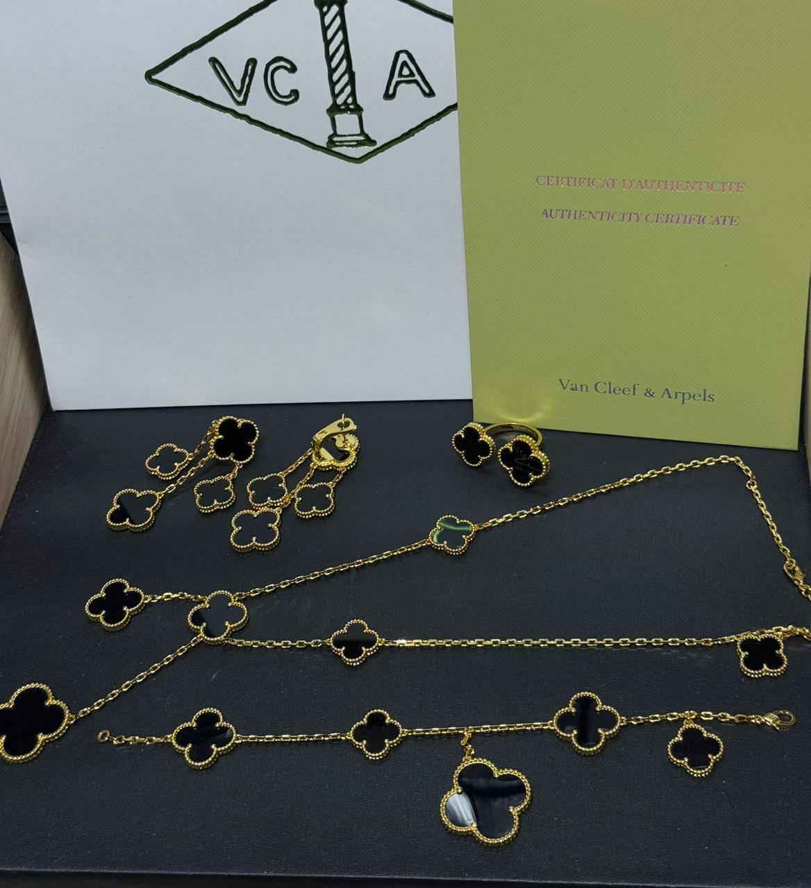 VCA SET ❤️‍🔥*
Necklace 🦋
Earring🌸
Ring 💍 free size 
Bracelet ✨
Master quality 💯
With normal boxes 🗃️ 
240 dhs🪙🌨️
With master box 📦 
290 dhs🪙🌨️

Zain216
♥️♥️♥️