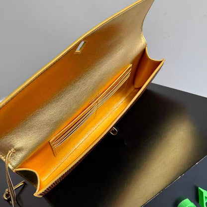 Bottega Andiamo Embellished Clutch in Leather✅*
*Size 31 cm*
For Price 👇 WTSP Text Zain 0568585901

Zain274
♥️♥️♥️
