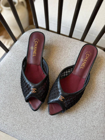 Chanel 
𝑨𝑨𝑨 𝑸𝒖𝒂𝒍𝒊𝒕𝒚
𝑺𝒊𝒛𝒆 𝟑5 𝒕𝒐 𝟒2 
450 dhs✅

Zain81
♥️♥️♥️