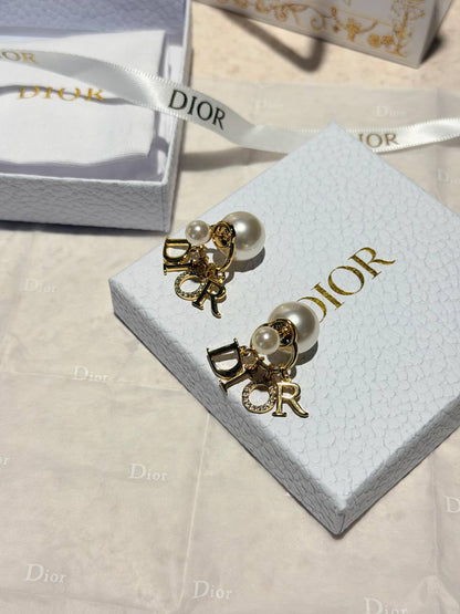 DIOR  🤍

🆕🎉🥳🎊🆕
* Eariings
* Gold & Silver Finish Metal with Stones

* ⁠↗️ *Super Master Quality ®️*
For Price 👇 WTSP Text Zain 0568585901

Zain106
♥️♥️♥️