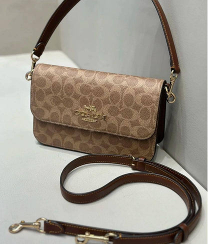 Coach

90 dhs💓

size：24cm

High-quality 


with box
🎁🎁🎁

Zain35
♥️♥️♥️