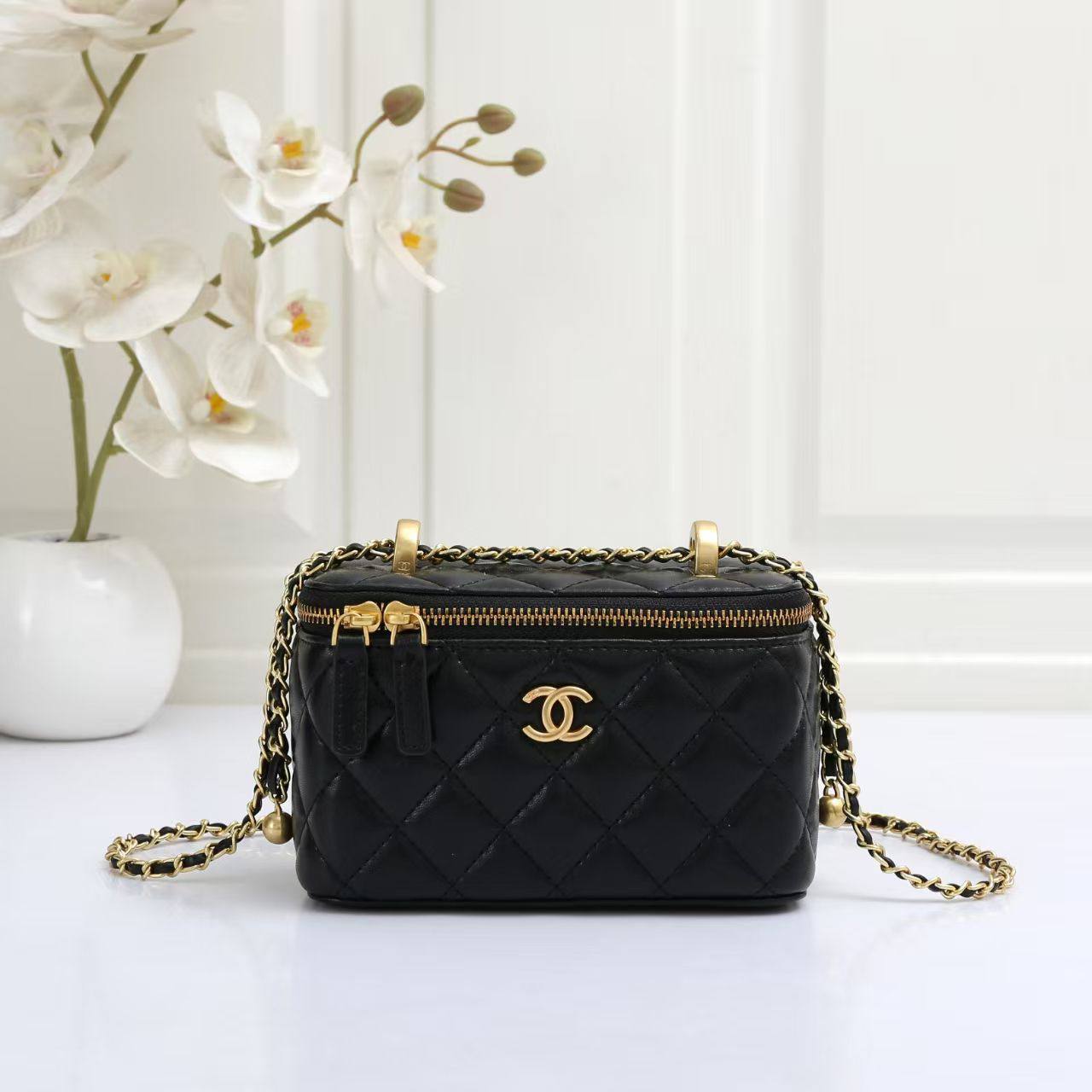 Chanel

High quality

With box 

100 DHS🇦🇪🇦🇪🇦🇪

Zain50
♥️♥️♥️