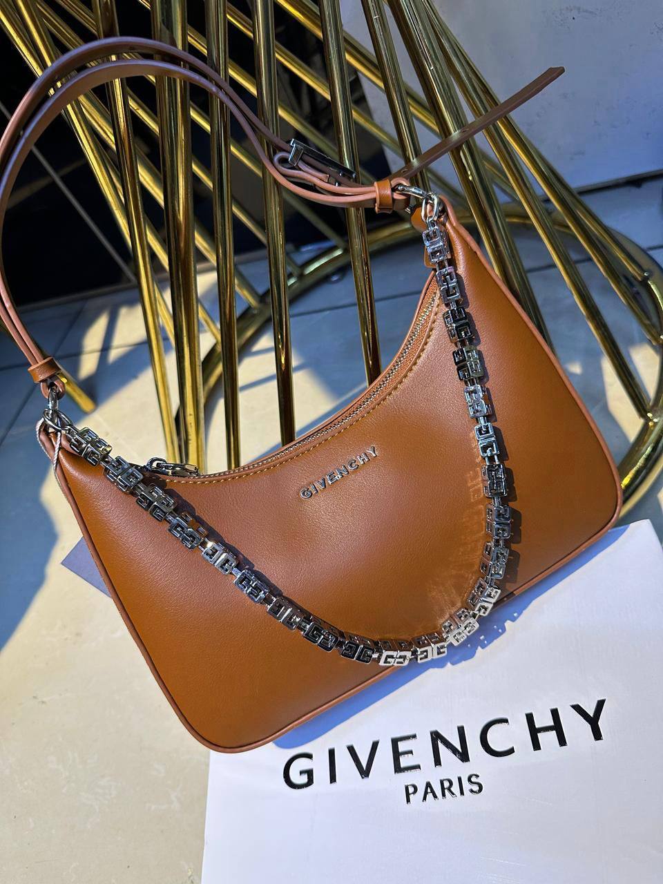 GIVENCHY 

95 dhs✅

with box
🎁🎁🎁

Zain90
♥️♥️♥️
