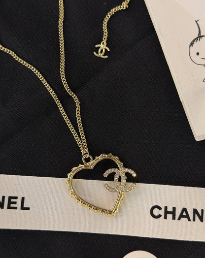 CHANEL*  🖤
* Necklace & Earing ⬆️
* ⁠↗️ *Super Master Quality ®️*
Set (Necklace with Earings)
*170 dhs🪙🌨️* with *Normal* Box & Bag
*230 dhs🪙🌨️* with *Orignal* Packing 

Zain209
♥️♥️♥️