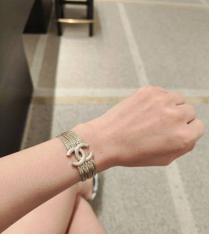 Chanel
___NECKLACE___& BRACELET 🍃
*MASTER*🍃💕
With normal box 🛍️
130 dhs✅
With master box 🛍️
140 dhs✅

Zain263
♥️♥️♥️