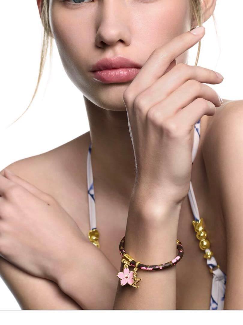 LV
Bracelet ✨
Master quality 💯
With normal boxes 📦 
And paper bag 🛍️
50 dhs🗽
With master box 🗃️ 
60 dhs🗽

Zain216
♥️♥️♥️