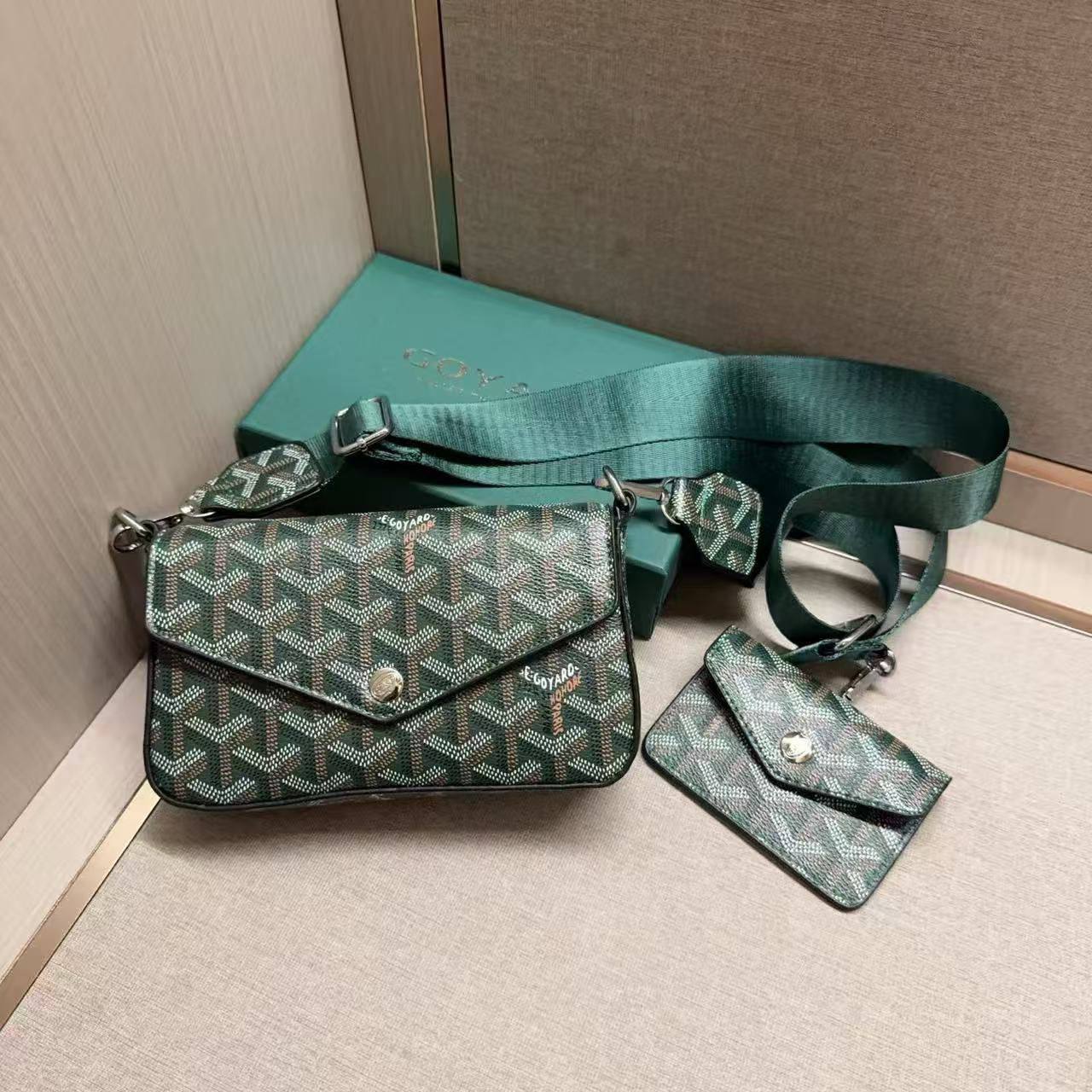 Goyard

With box 🎁🎁🎁

65 dhs🌺

Zain136
♥️♥️♥️