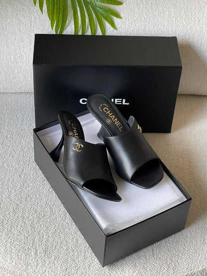 CHANEL 
SuperMaster Quality 💯
470 dhs❤️💚❤️💚
Size: 36-41💥

Zain171
♥️♥️♥️