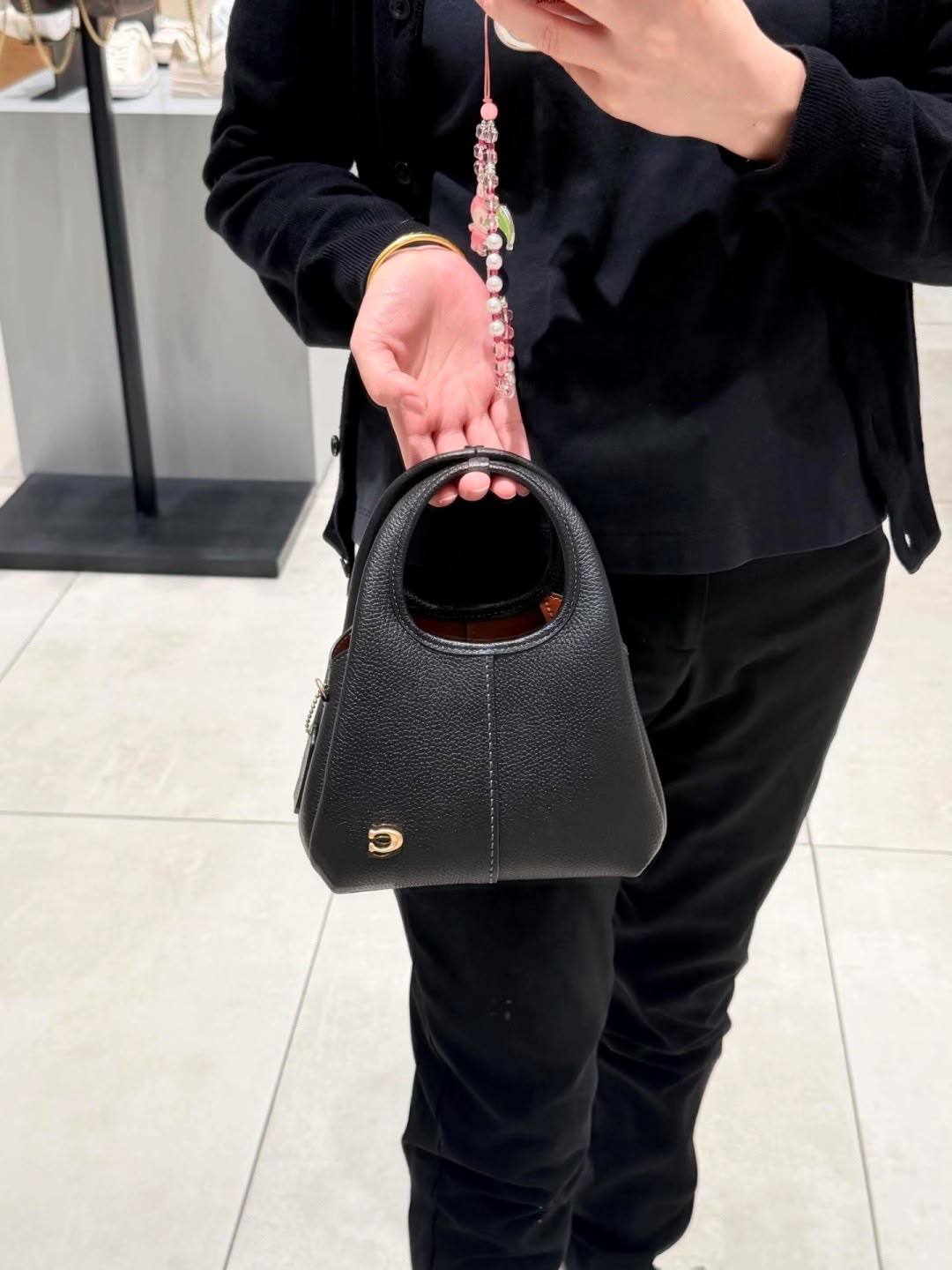 COACH

LanaSMALL 

SIZE NEW 

CAME GOOD QUALITY 

WITH BOX 
100 dhs🇦🇪🇦🇪

Size:20cm

Zain295
Zain39
Zain17
♥️♥️♥️
