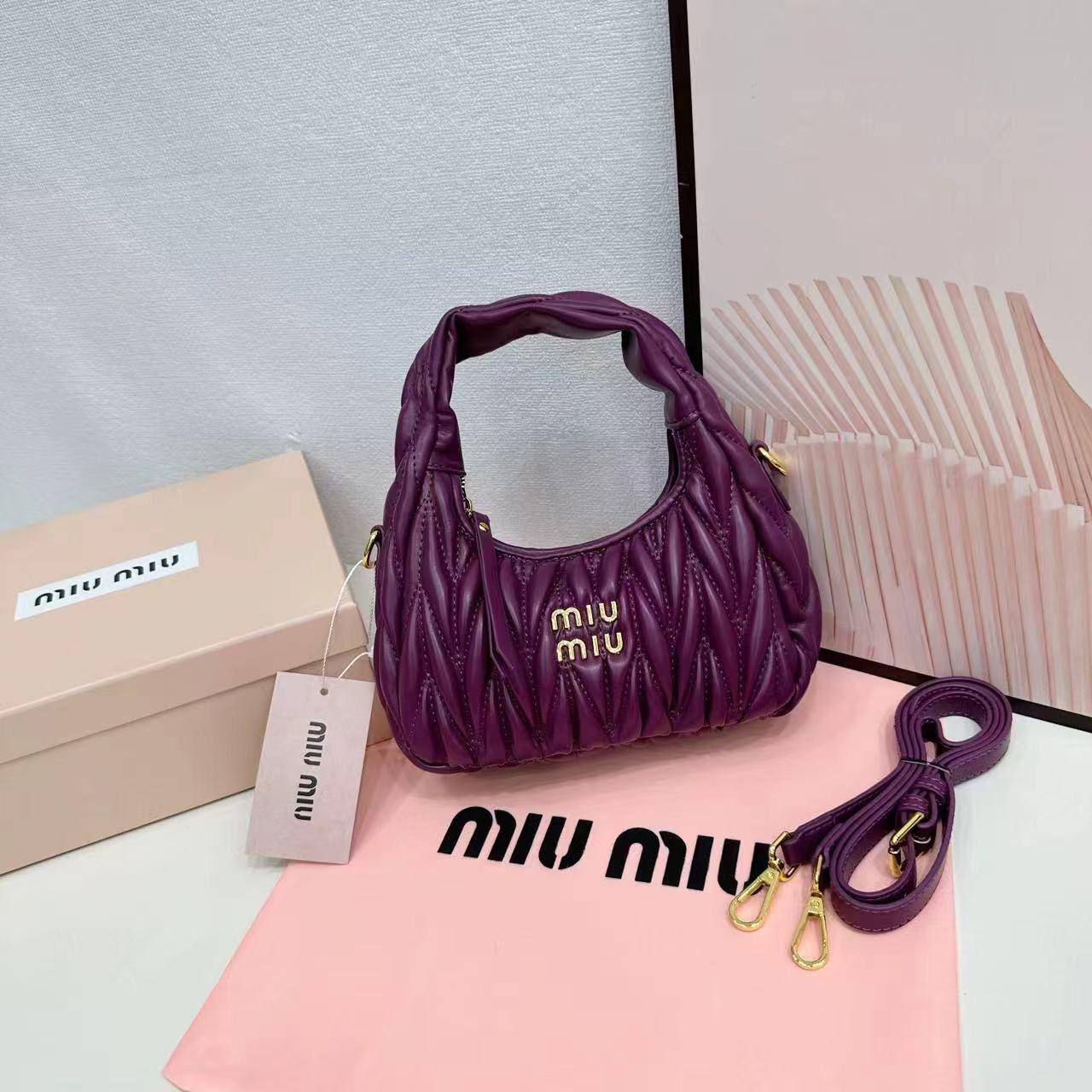 Miu Miu
withbox 
🎁🎁🎁

95 dhs🪙💕

Zain143
♥️♥️♥️