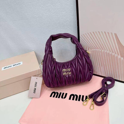 Miu Miu
withbox 
🎁🎁🎁

95 dhs🪙💕

Zain143
♥️♥️♥️