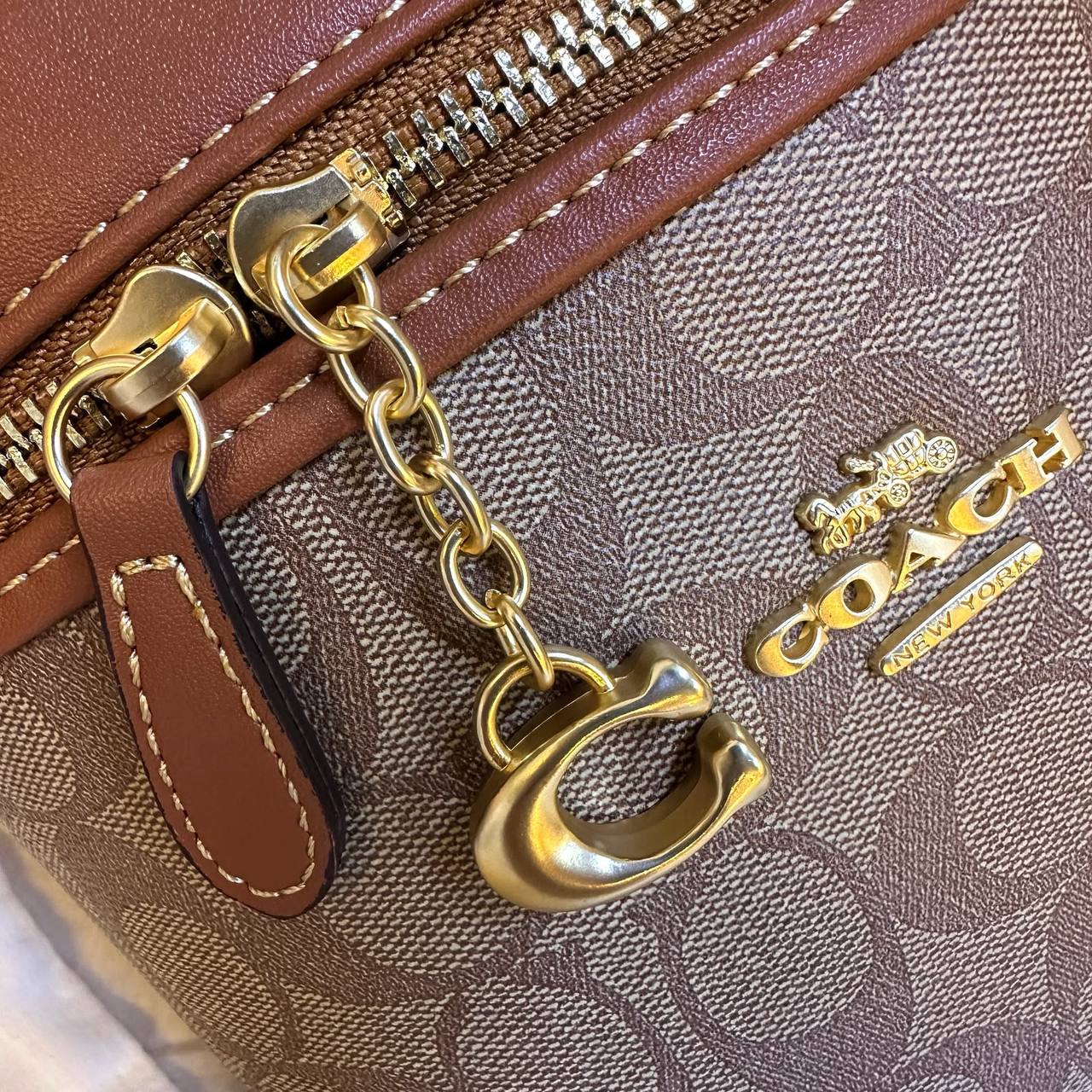 COACH  
MACK UP BOX 
HIGH QUALITY 
WITH BOX 
110 dhs💓

Zain295
♥️♥️♥️