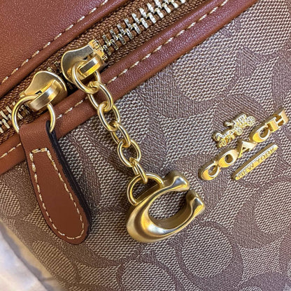 COACH  
MACK UP BOX 
HIGH QUALITY 
WITH BOX 
110 dhs💓

Zain295
♥️♥️♥️