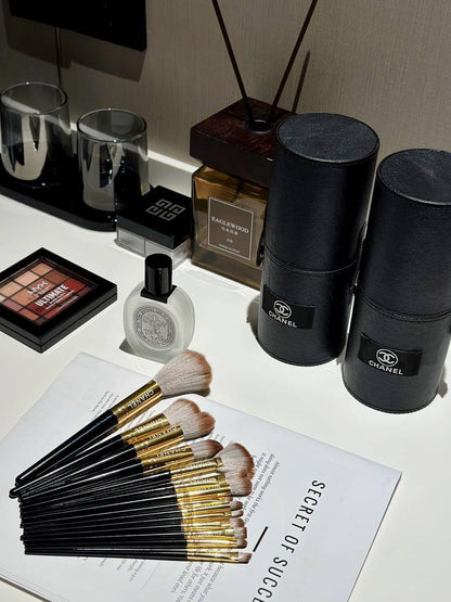 Makeup Brush❤️‍🔥*
good quality 💯
With boxes 📦 
60 dhs✅

Zain216
♥️♥️♥️
