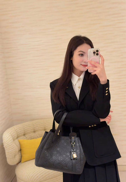 LV

100 dhs💓

GOOD-quality 

with box🎁🎁🎁

Zain35
♥️♥️♥️