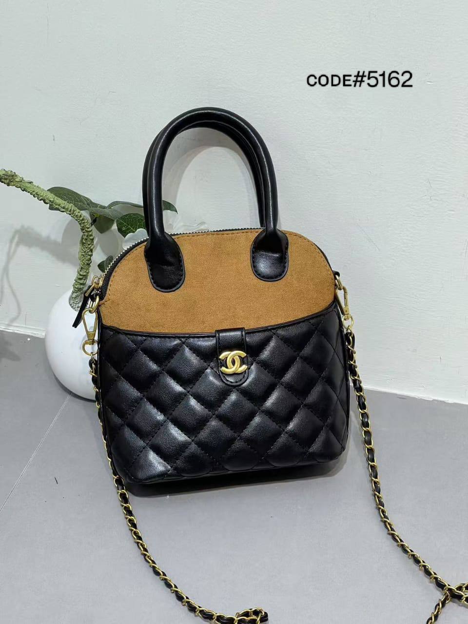 CHANEL ᴄʟᴜᴛᴄʜ
ᴡɪᴛʜ ᴄʜᴀɪɴ
ɢᴏʟᴅ ʜᴀʀᴅᴡᴀʀᴇ
sᴜᴀᴅᴇ ᴄᴀʟғsᴋɪɴ ᴍᴀᴛᴇʀɪᴀʟ
sɪᴢᴇ : 19 cm

70 dhs🪙💕

Zain31
♥️♥️♥️