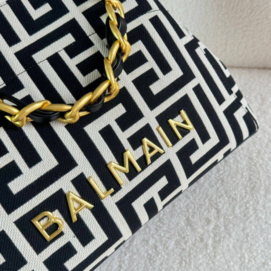 BALMAIN 
COPY ONE NEW CAME
175 dhs❤️

Zain39
♥️♥️♥️
