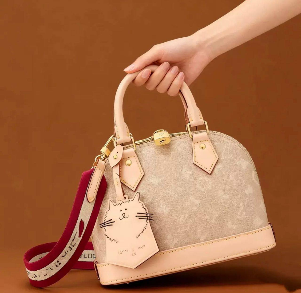 LV
100 dhs✅
SIZE：20cm
Good-quality 

with box
🎁🎁🎁

Zain35
♥️♥️♥️